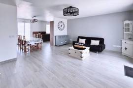 Maison plain-pied moderne à Croth, lumineuse et calme