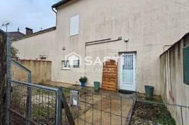 Maison mitoyenne, 2 chambres, cours et double garage