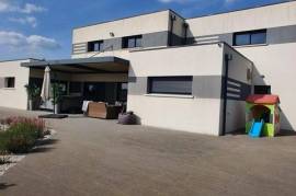 Maison entièrement domotisée , climatisée dans un havre de paix , tout confort avec terrasse et piscine entretenues.