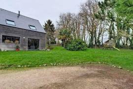 Maison de 2018, nichée dans un écrin de verdure