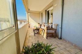SPACIEUX APPARTEMENT, PROCHE DES COMMODITES