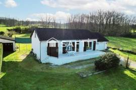 Maison de plain-pied 5 pièces avec jardin.