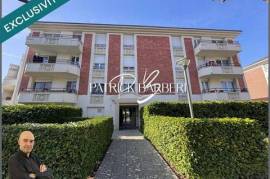 Emplacement idéal proche toutes commodités et proximité du RER ligne A!