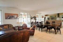 Maison familiale en bord de canal, 217 m², 6 pièces avec jardin et piscine chauffée.
