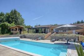 House with swimming pool, countryside setting close to town  Dordogne