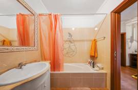 Spacious 3 bedroom apartment in a quiet residential urbanization - Portimão