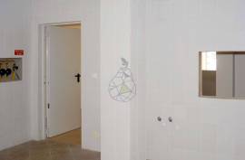 Strategic Commercial Point next to the Riverside Zone - Portimão