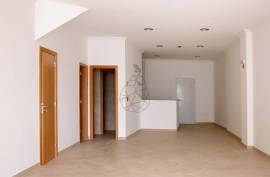 Strategic Commercial Point next to the Riverside Zone - Portimão