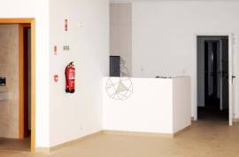 Strategic Commercial Point next to the Riverside Zone - Portimão