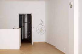 Strategic Commercial Point next to the Riverside Zone - Portimão