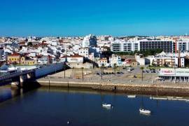 Strategic Commercial Point next to the Riverside Zone - Portimão