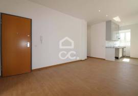New 2 bedroom apartment, with private terrace, in the center of Vila do Avelar.