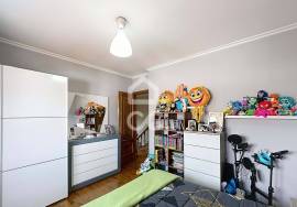 Semi-detached 4 bedroom villa with garden, barbecue and double garage