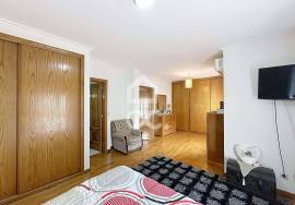 Semi-detached 4 bedroom villa with garden, barbecue and double garage