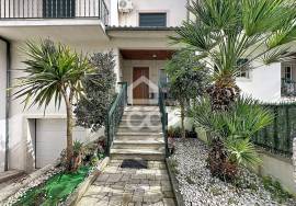 Semi-detached 4 bedroom villa with garden, barbecue and double garage