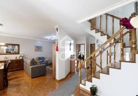 Semi-detached 4 bedroom villa with garden, barbecue and double garage