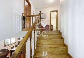 Semi-detached 4 bedroom villa with garden, barbecue and double garage