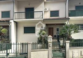 Semi-detached 4 bedroom villa with garden, barbecue and double garage