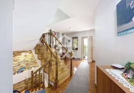 Semi-detached 4 bedroom villa with garden, barbecue and double garage