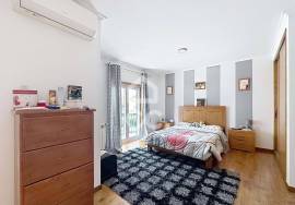 Semi-detached 4 bedroom villa with garden, barbecue and double garage