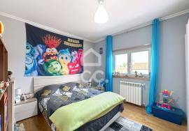 Semi-detached 4 bedroom villa with garden, barbecue and double garage