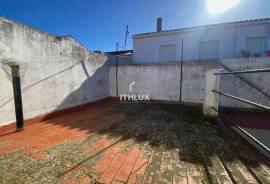Opportunity in Castuera center: 177 m² house with terrace and patio for 35.000 €