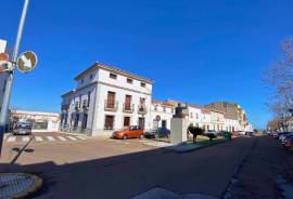Opportunity in Castuera center: 177 m² house with terrace and patio for 35.000 €