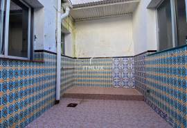 Opportunity in Castuera center: 177 m² house with terrace and patio for 35.000 €