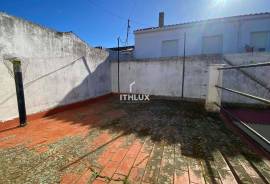 Opportunity in Castuera center: 177 m² house with terrace and patio for 35.000 €