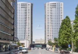 Prestigious 5 Bedroom Apartment in Twin Towers – Panoramic View over Lisbon