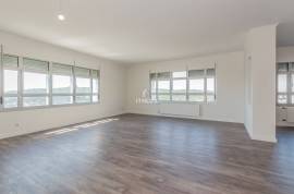 Prestigious 5 Bedroom Apartment in Twin Towers – Panoramic View over Lisbon