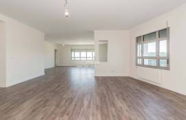 Prestigious 5 Bedroom Apartment in Twin Towers – Panoramic View over Lisbon