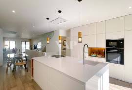 Fully Refurbished 4 Bedroom Villa in the Center of Faro with Rooftop and Private Garage