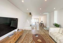 Fully Refurbished 4 Bedroom Villa in the Center of Faro with Rooftop and Private Garage