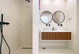 Fully Refurbished 4 Bedroom Villa in the Center of Faro with Rooftop and Private Garage