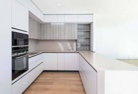 2 bedroom corner villa with private pool in central area, Vilamoura