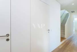 2 bedroom corner villa with private pool in central area, Vilamoura