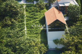 Charming and Versatile Property in Calheta