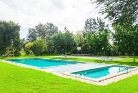 Modern, spacious T5 in private condominium with two pools, tennis cour