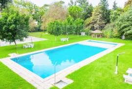 Modern, spacious T5 in private condominium with two pools, tennis cour