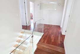 Modern, spacious T5 in private condominium with two pools, tennis cour