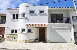 Modern, spacious T5 in private condominium with two pools, tennis cour