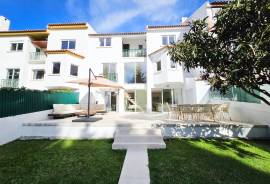 Modern, spacious T5 in private condominium with two pools, tennis cour