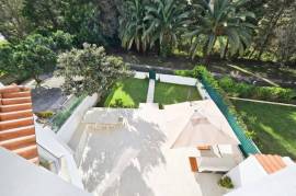 Modern, spacious T5 in private condominium with two pools, tennis cour