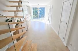 Modern, spacious T5 in private condominium with two pools, tennis cour