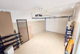 Modern, spacious T5 in private condominium with two pools, tennis cour