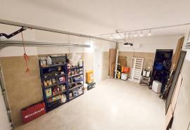 Modern, spacious T5 in private condominium with two pools, tennis cour