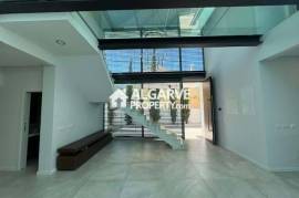 Lovely 5 bedroom semi-detached house in a residential area close to Faro airport and beach, Algarve