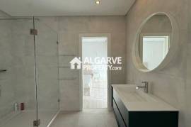 Lovely 5 bedroom semi-detached house in a residential area close to Faro airport and beach, Algarve