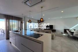 Lovely 5 bedroom semi-detached house in a residential area close to Faro airport and beach, Algarve